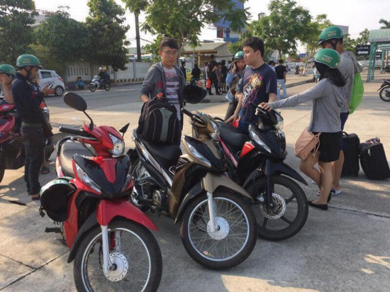 Khách đến Lý Sơn thường lựa chọn thuê xe máy để tiện di chuyển