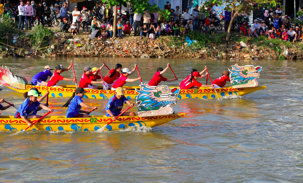 Lễ hội đua thuyền Bình Định là lễ hội truyền thống thu hút rất nhiều người dân đến tham gia và cổ vũ