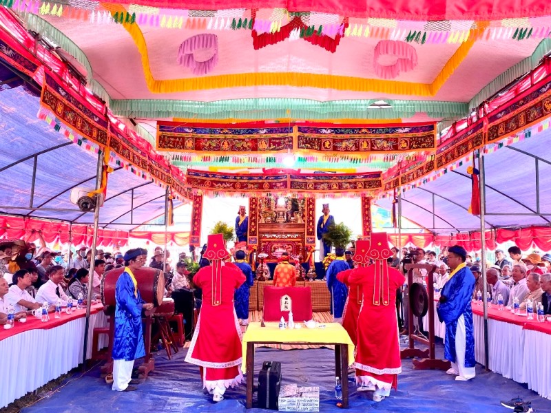 Người dân đang thực hiện nghi thức cúng tại Lễ hội làng rèn Tây Phương Danh